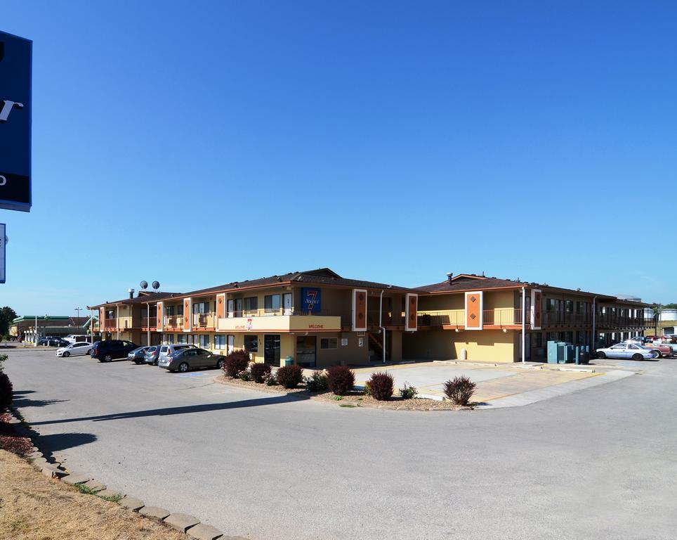 Super 7 Motel Coralville Eksteriør billede