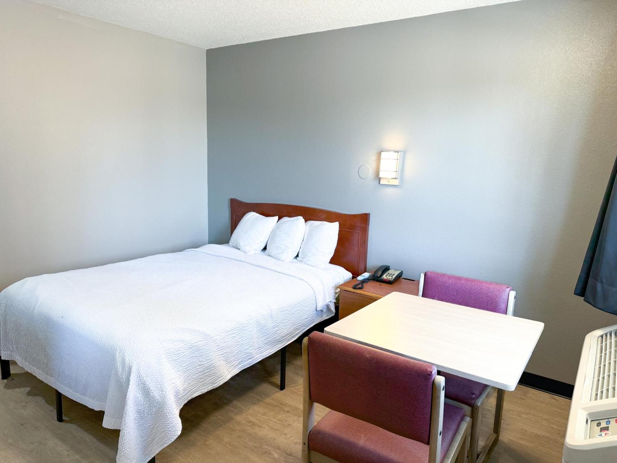 Super 7 Motel Coralville Eksteriør billede